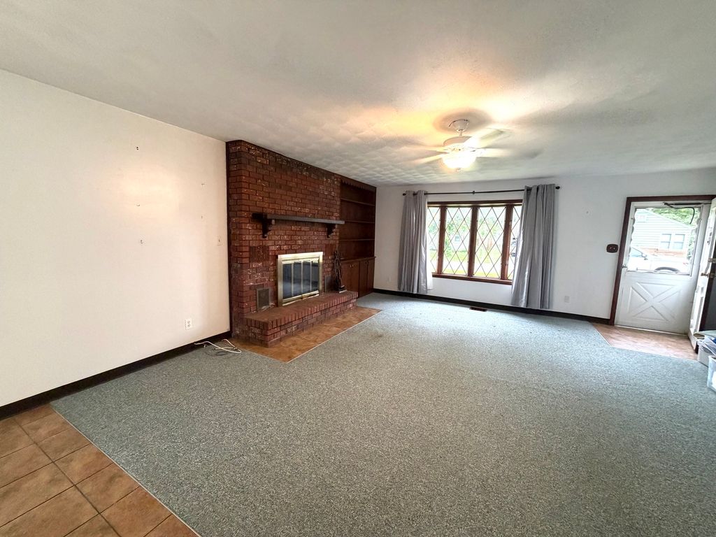 Image 2 of property listing at 1331 S Pine Street, Centralia, IL 62801