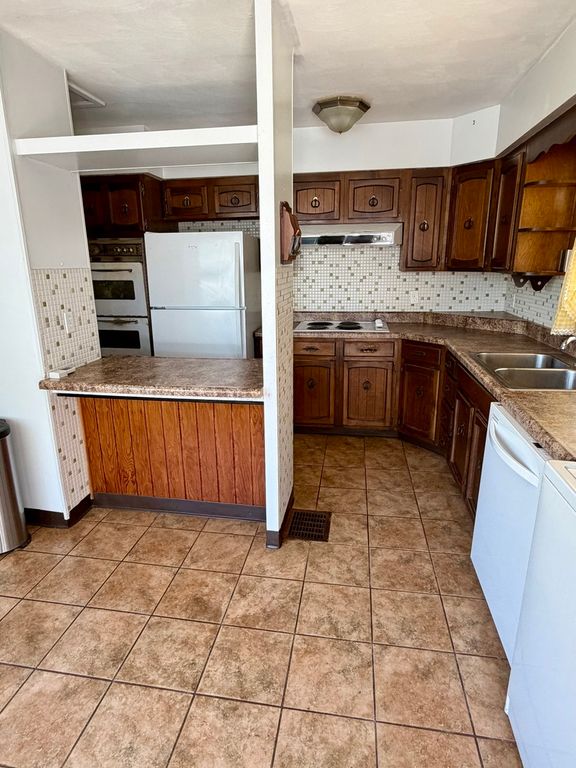 Image 3 of property listing at 1331 S Pine Street, Centralia, IL 62801
