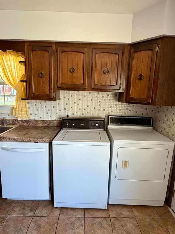 Image 4 of property listing at 1331 S Pine Street, Centralia, IL 62801