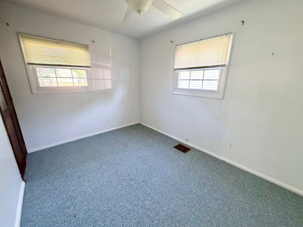 Image 7 of property listing at 1331 S Pine Street, Centralia, IL 62801