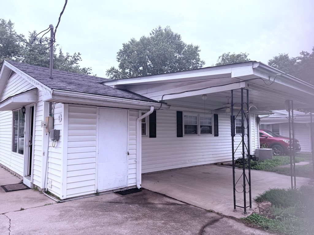 Image 9 of property listing at 1331 S Pine Street, Centralia, IL 62801