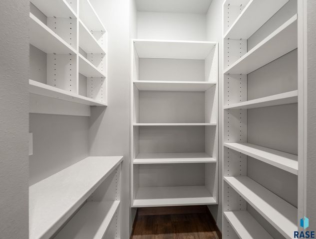 2305 S Red Oak Ave Avenue, Sioux Falls, SD 57110