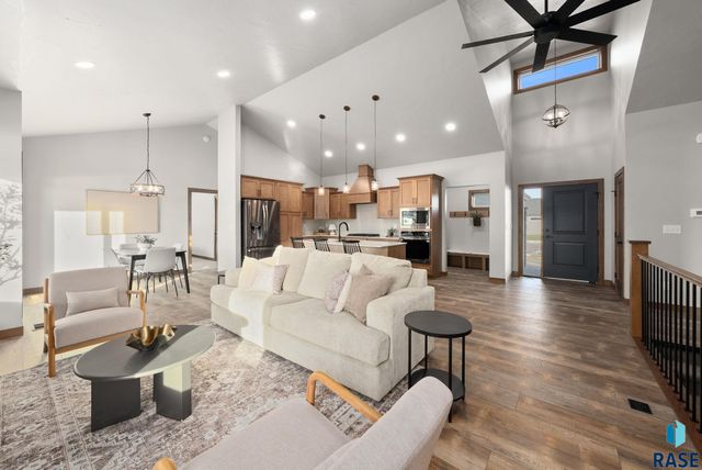 2305 S Red Oak Ave Avenue, Sioux Falls, SD 57110