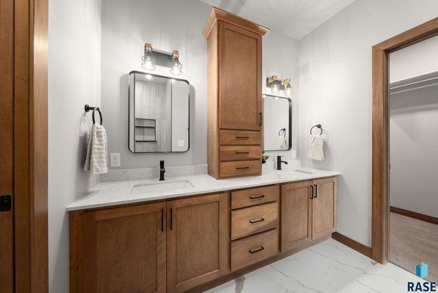 2305 S Red Oak Ave Avenue, Sioux Falls, SD 57110