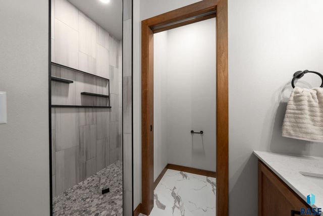 2305 S Red Oak Ave Avenue, Sioux Falls, SD 57110