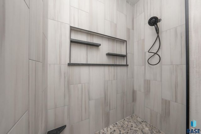 2305 S Red Oak Ave Avenue, Sioux Falls, SD 57110