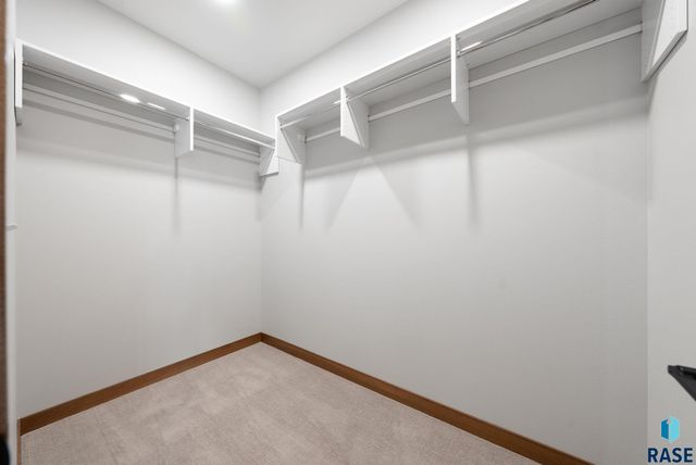 2305 S Red Oak Ave Avenue, Sioux Falls, SD 57110