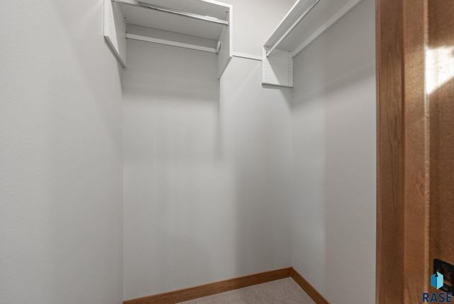 2305 S Red Oak Ave Avenue, Sioux Falls, SD 57110