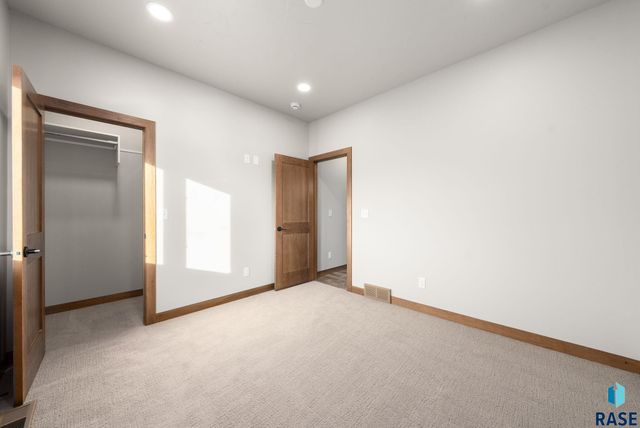 2305 S Red Oak Ave Avenue, Sioux Falls, SD 57110