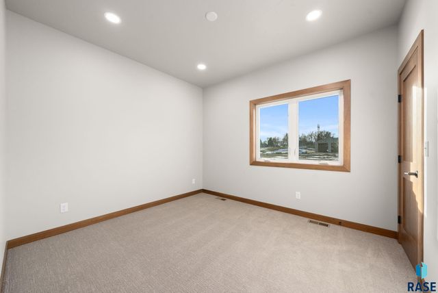 2305 S Red Oak Ave Avenue, Sioux Falls, SD 57110