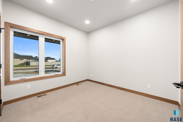 2305 S Red Oak Ave Avenue, Sioux Falls, SD 57110