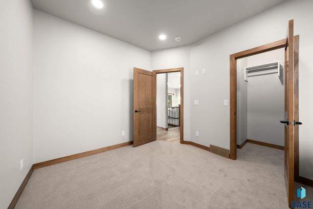 2305 S Red Oak Ave Avenue, Sioux Falls, SD 57110