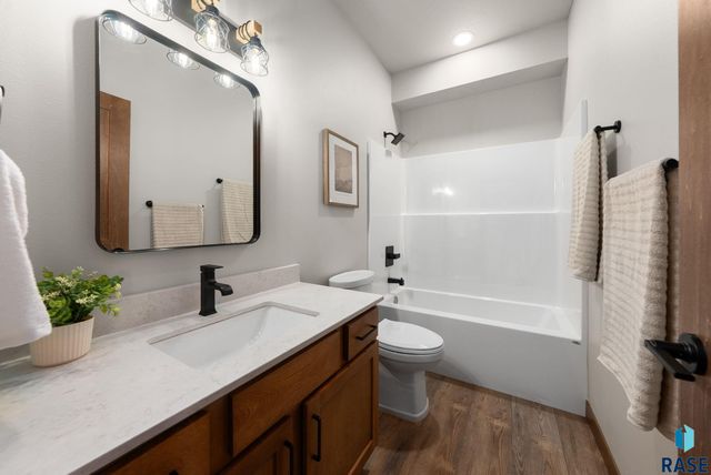 2305 S Red Oak Ave Avenue, Sioux Falls, SD 57110