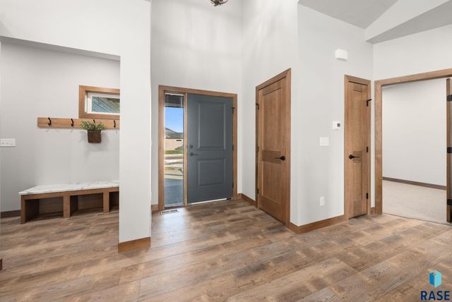 2305 S Red Oak Ave Avenue, Sioux Falls, SD 57110