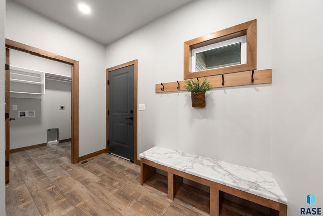 2305 S Red Oak Ave Avenue, Sioux Falls, SD 57110