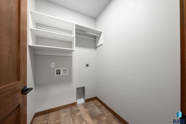 2305 S Red Oak Ave Avenue, Sioux Falls, SD 57110