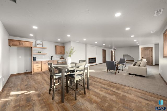 2305 S Red Oak Ave Avenue, Sioux Falls, SD 57110