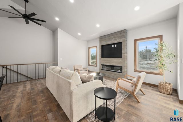 2305 S Red Oak Ave Avenue, Sioux Falls, SD 57110