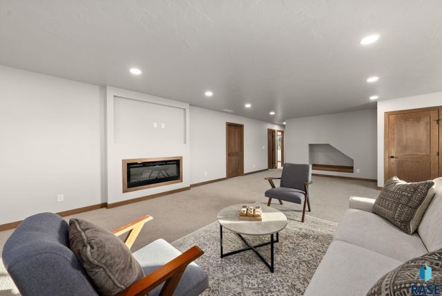 2305 S Red Oak Ave Avenue, Sioux Falls, SD 57110