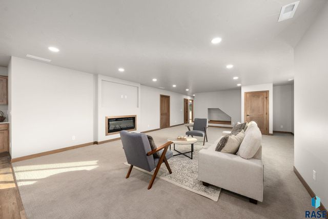 2305 S Red Oak Ave Avenue, Sioux Falls, SD 57110