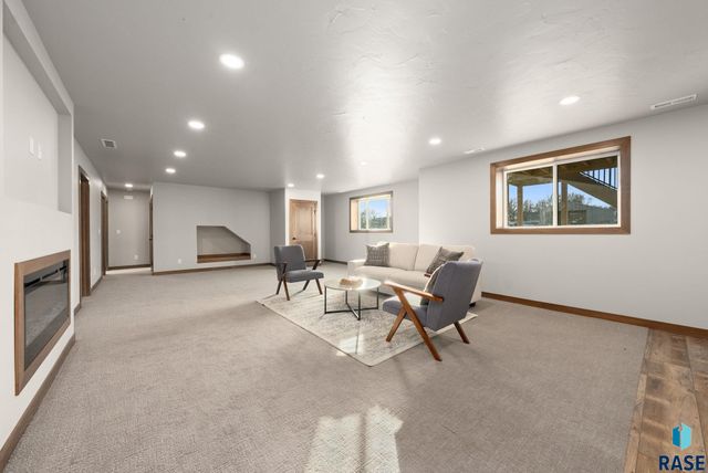 2305 S Red Oak Ave Avenue, Sioux Falls, SD 57110