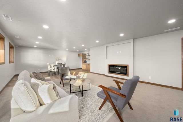 2305 S Red Oak Ave Avenue, Sioux Falls, SD 57110