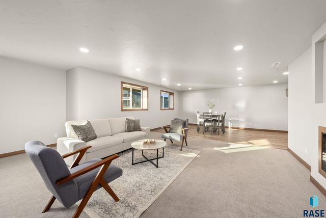 2305 S Red Oak Ave Avenue, Sioux Falls, SD 57110