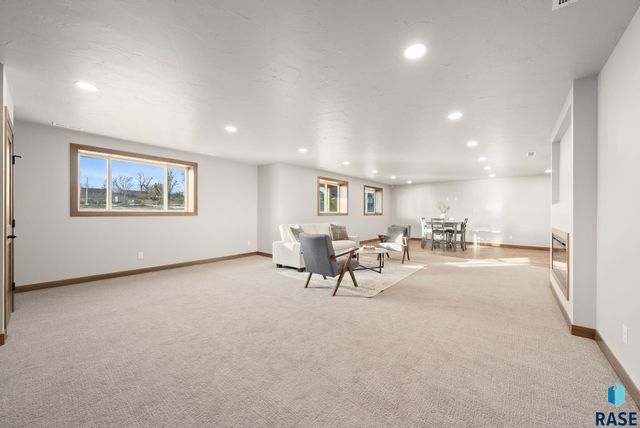 2305 S Red Oak Ave Avenue, Sioux Falls, SD 57110