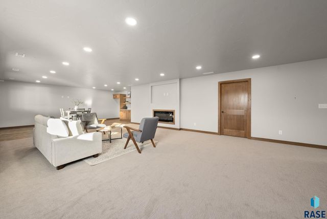 2305 S Red Oak Ave Avenue, Sioux Falls, SD 57110