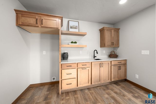 2305 S Red Oak Ave Avenue, Sioux Falls, SD 57110