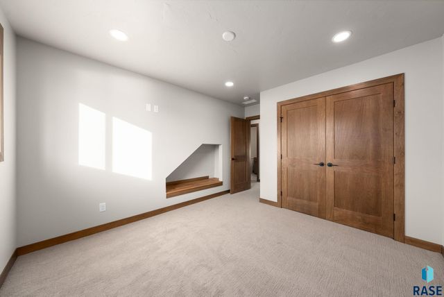 2305 S Red Oak Ave Avenue, Sioux Falls, SD 57110