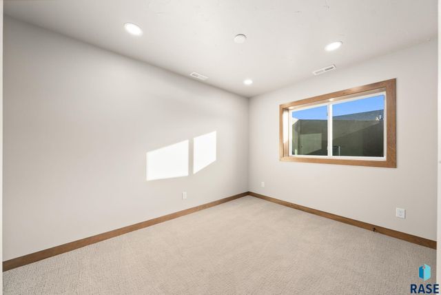 2305 S Red Oak Ave Avenue, Sioux Falls, SD 57110