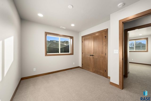 2305 S Red Oak Ave Avenue, Sioux Falls, SD 57110