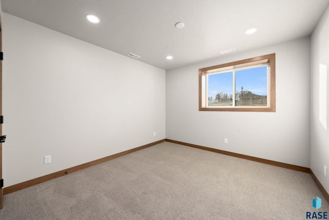 2305 S Red Oak Ave Avenue, Sioux Falls, SD 57110