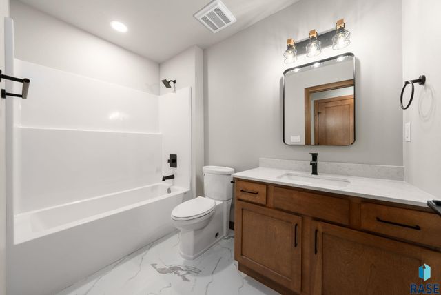 2305 S Red Oak Ave Avenue, Sioux Falls, SD 57110