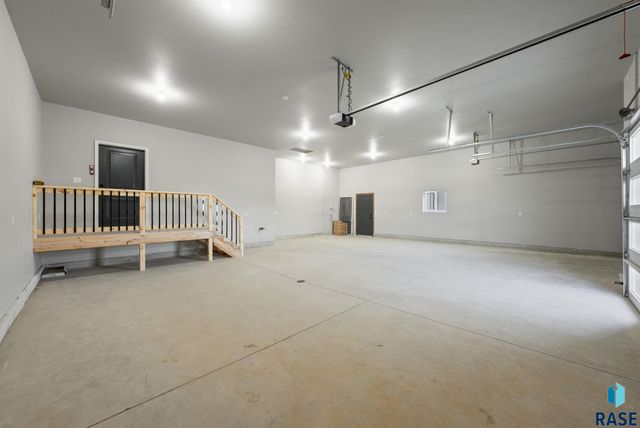 2305 S Red Oak Ave Avenue, Sioux Falls, SD 57110