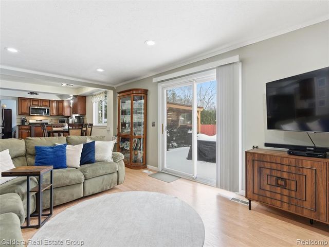 5920 Montgomery Drive, Utica, MI 48316