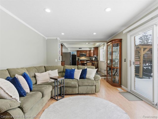 5920 Montgomery Drive, Utica, MI 48316