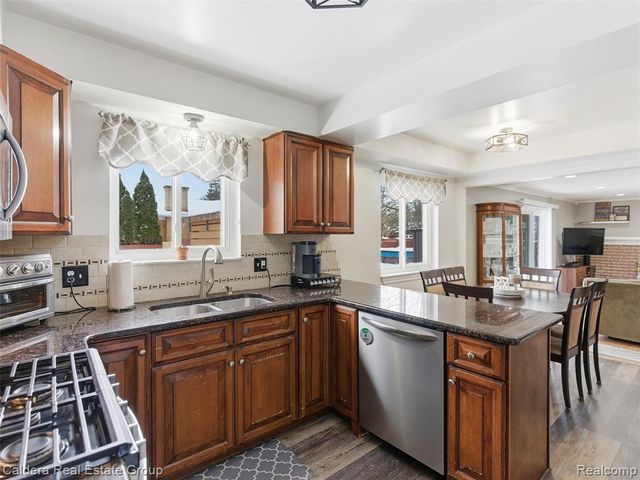 5920 Montgomery Drive, Utica, MI 48316