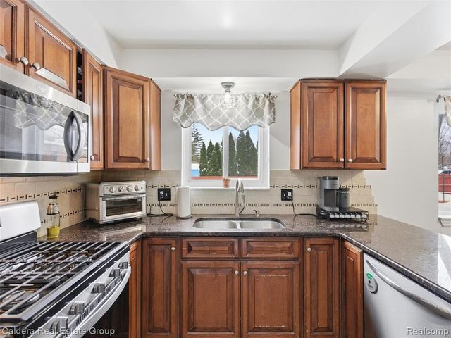 5920 Montgomery Drive, Utica, MI 48316