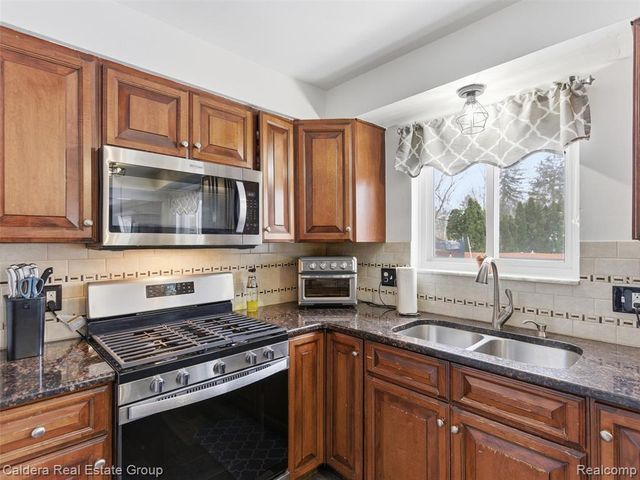 5920 Montgomery Drive, Utica, MI 48316