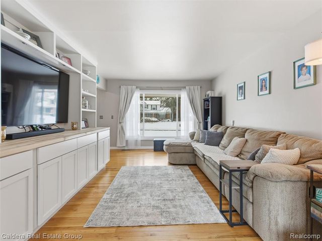 5920 Montgomery Drive, Utica, MI 48316