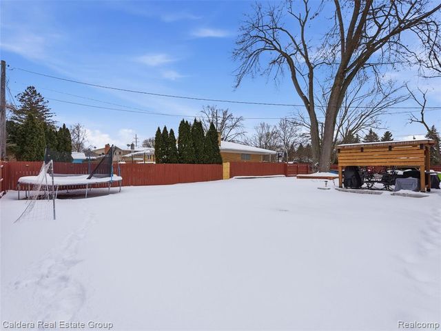 5920 Montgomery Drive, Utica, MI 48316