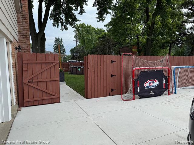 5920 Montgomery Drive, Utica, MI 48316