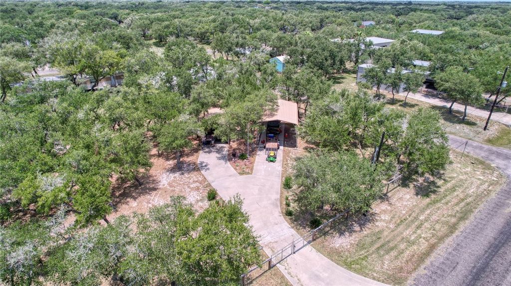 527 N Traylor Ave, Rockport, TX 78382 — photo 2