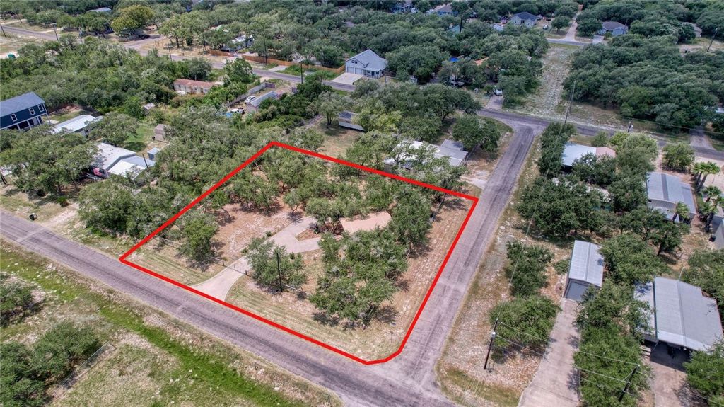 527 N Traylor Ave, Rockport, TX 78382 — photo 3