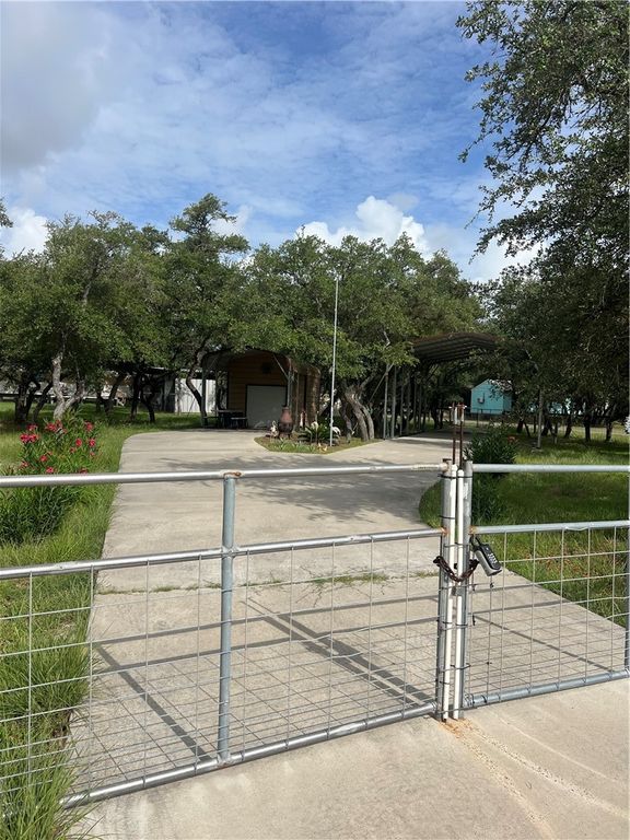 527 N Traylor Ave, Rockport, TX 78382 — photo 4