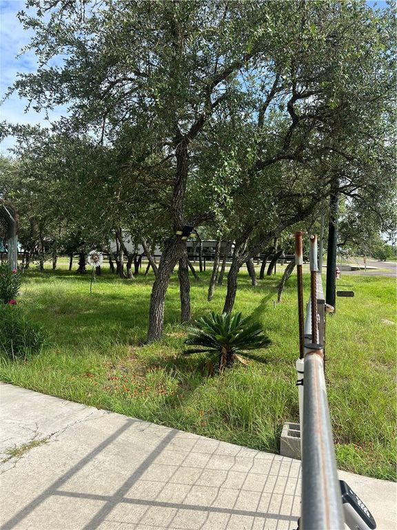 527 N Traylor Ave, Rockport, TX 78382 — photo 5