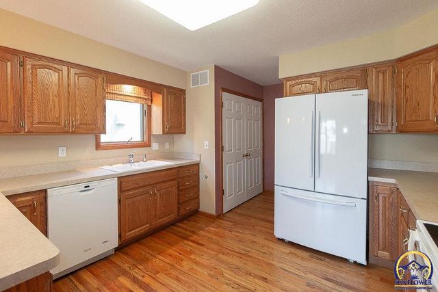 2829 SW Blue Stem DR, Topeka, KS 66614
