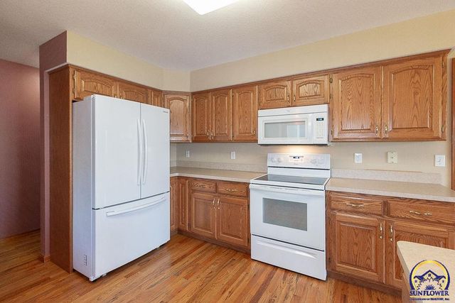 2829 SW Blue Stem DR, Topeka, KS 66614
